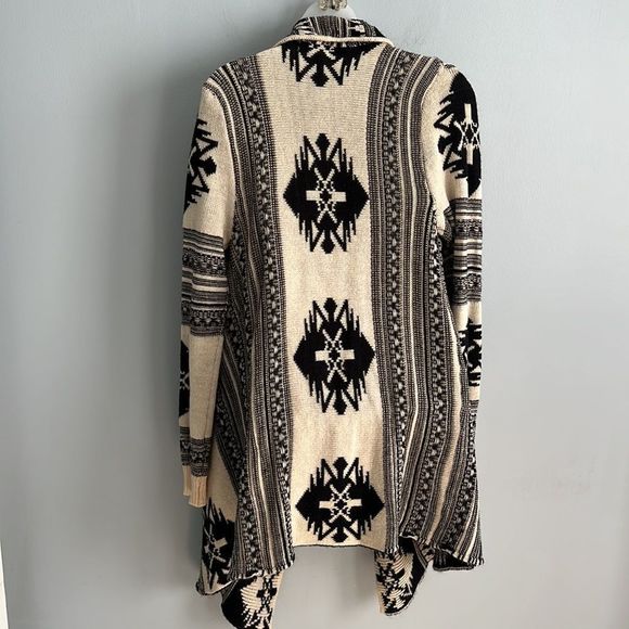Black and Cream Patterned Women's Sweater - Picture 9 of 13
